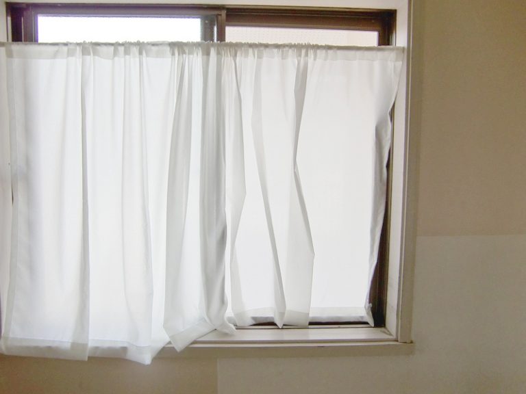 突っ張り棒を使って目隠しカフェカーテンを簡単設置！